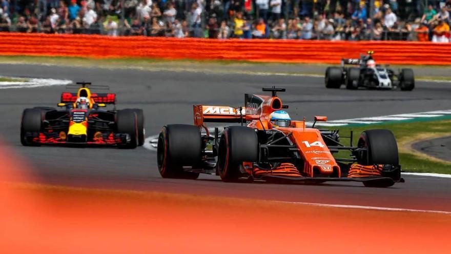 Fernando Alonso, a la derecha, por delante de Daniel Ricciardo, ayer en Silverstone.