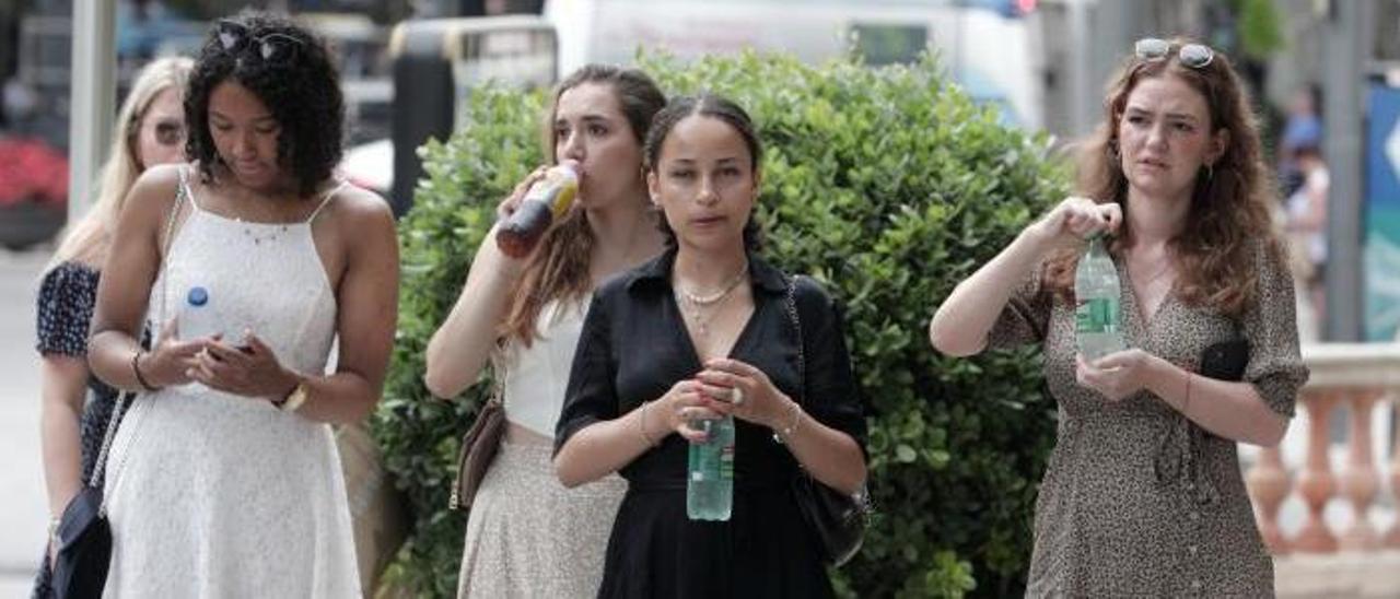 Una botella de agua ha devenido como un elemento imprescindible para pasear por Ciutat.