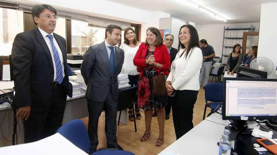 De izq. a dcha. y en primer plano, el director xeral de Xustiza, Juan José Martín; el juez decano, Germán Serrano; la juez de preferentes, Tania Rodríguez; y la delegada de la Xunta, María José Bravo Bosch, ayer. // FdV