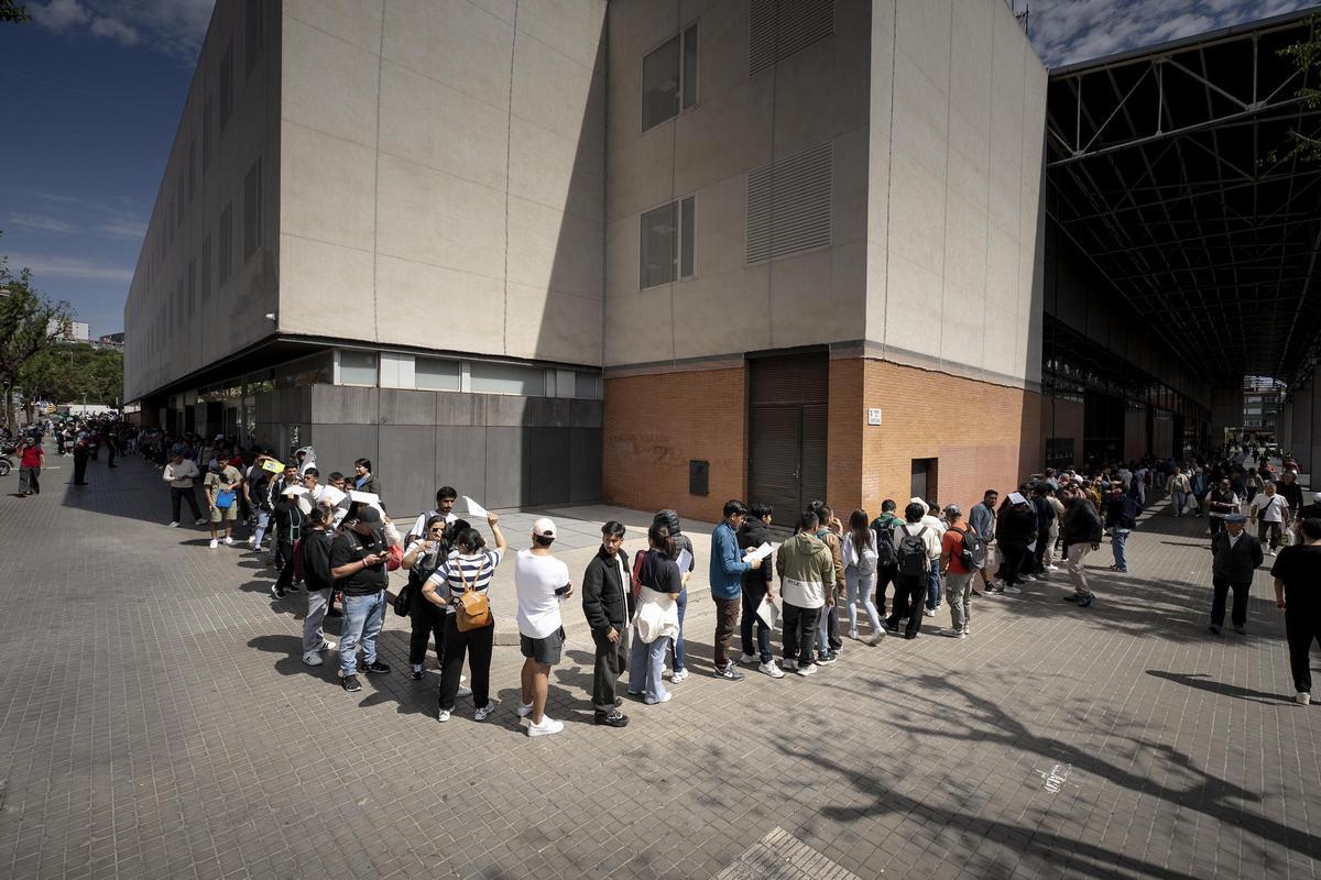 Unas 3000 personas migrantes hacen cola en La Farga de L'Hospitalet para pedir la regularización