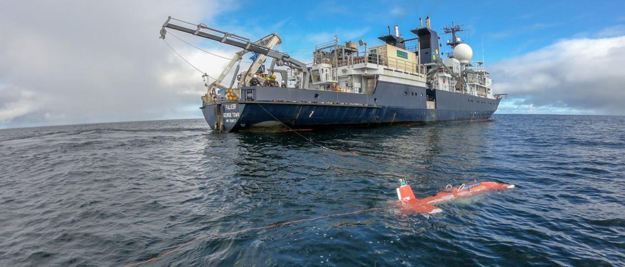 El “Falkor”, con el robot en primer término