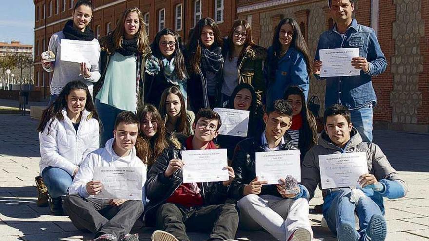 Alumnos participantes y profesor, tras la celebración de la Olimpiada Geológica.