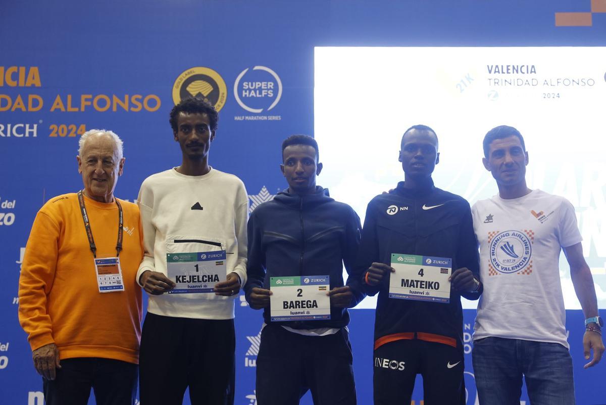 Paco Borao entregó los dorsales a los atletas élite