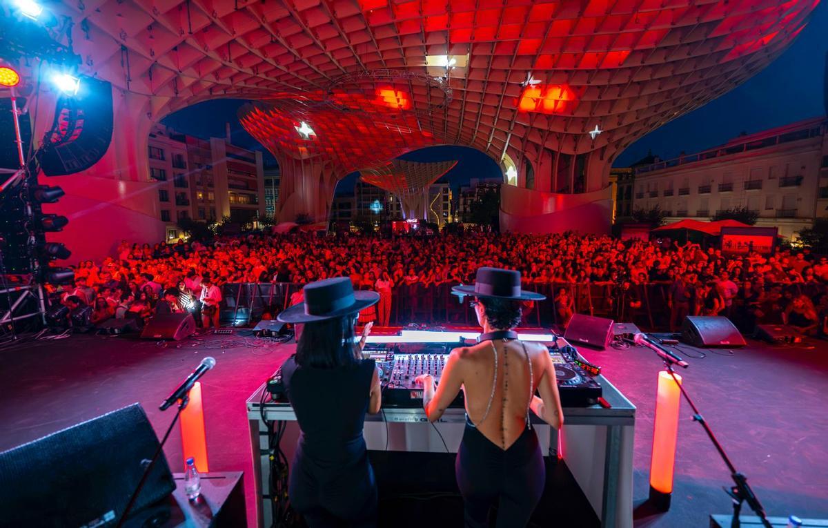 El Dúo de DJs Mëstiza fueron las encargadas de poner el broche final al evento Always an Icon con una sesión de electrónica y cultura urbana en Las Setas de Sevilla.