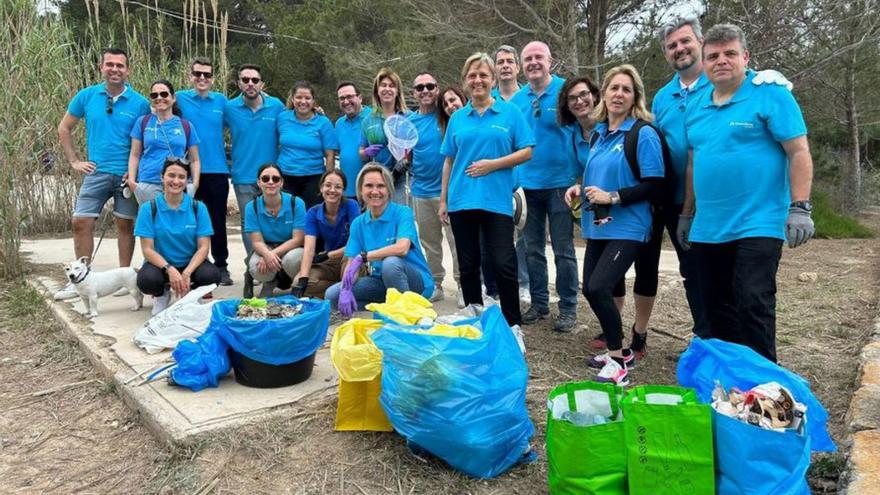 Voluntarios en Cala Bassa. |  CAIXABANK