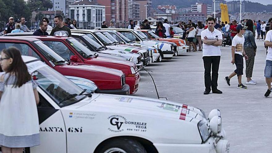 Los coches, en la salida protocolaria desde el Niemeyer en la edición del año pasado de Avilés de Vehículos Históricos.