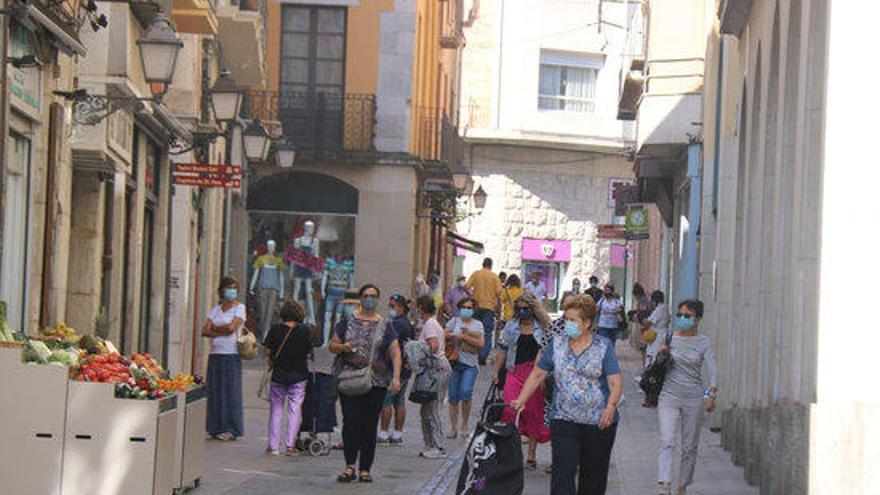 Vianants al carrer Besalú de Figueres.