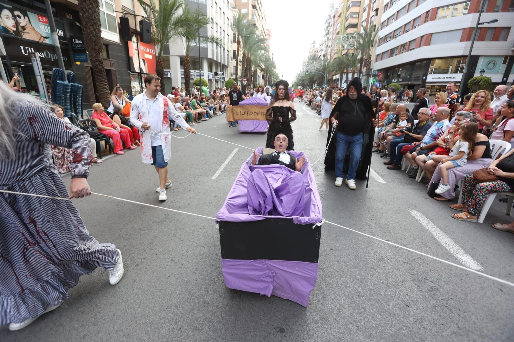 Las 89 hogueras y 20 barracas inundan las calles de Alicante con el tradicional desfile del Ninot