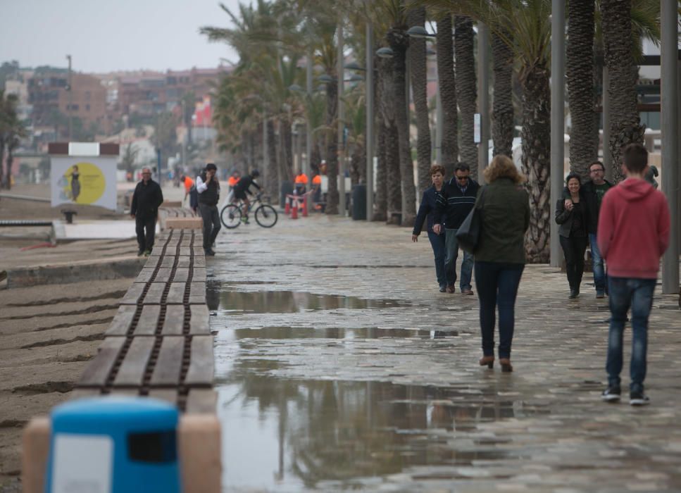 Imágenes de la playa de San Juan, donde la lluvia ha ocasionado serios daños en el arenal y el paseo peatonal.