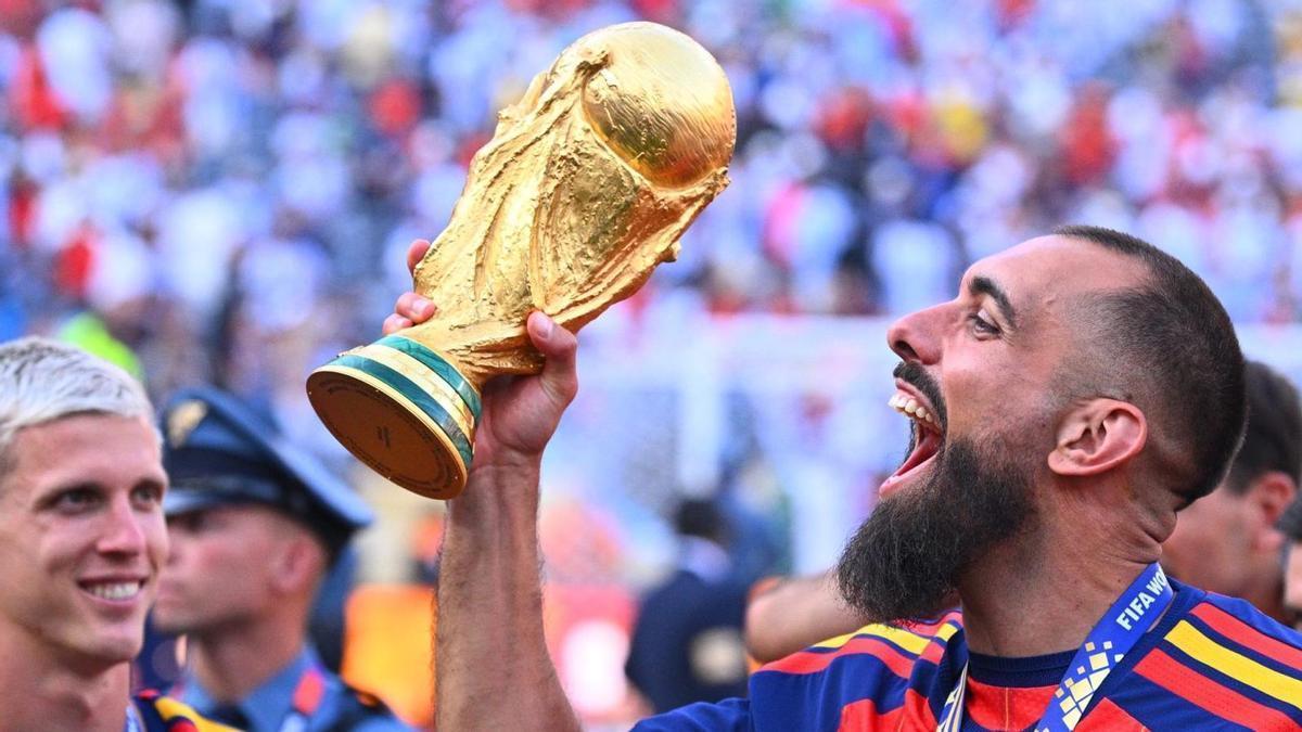 Borja Iglesias levanta el trofeo en presencia de Dani Olmo. | EFE