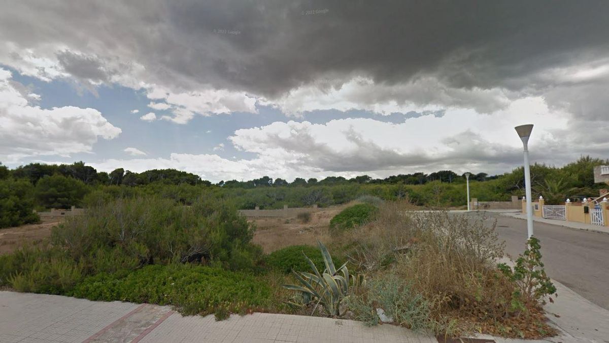 Al fondo se aprecia el carrer Llarg de Son Serra, donde se ubican los terrenos que pretende expropiar el Ayuntamiento.