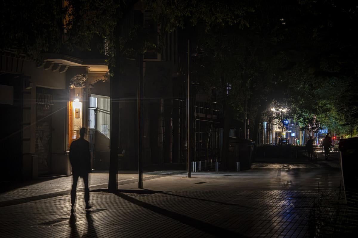 Barcelona 22/04/25 Sociedad. Imágenes de calles totalmente oscuras y actuación policial durante la noche del lunes 28 de Abril, tras el apagón eléctrico. Zona: eixample, consell de cent. Locales totalmente apagados y algunso con velas. Otros con problemas para cerrar las persianas eléctricas. Turistas en la calle esperando a encontrar una solución para seguir su viaje. AUTOR: MANU MITRU Barcelona 22/04/25 Sociedad. Imágenes de calles totalmente oscuras y actuación policial durante la noche del lunes 28 de Abril, tras el apagón eléctrico. Zona: eixample, consell de cent. Locales totalmente apagados y algunso con velas. Otros con problemas para cerrar las persianas eléctricas. Turistas en la calle esperando a encontrar una solución para seguir su viaje. AUTOR: MANU MITRU