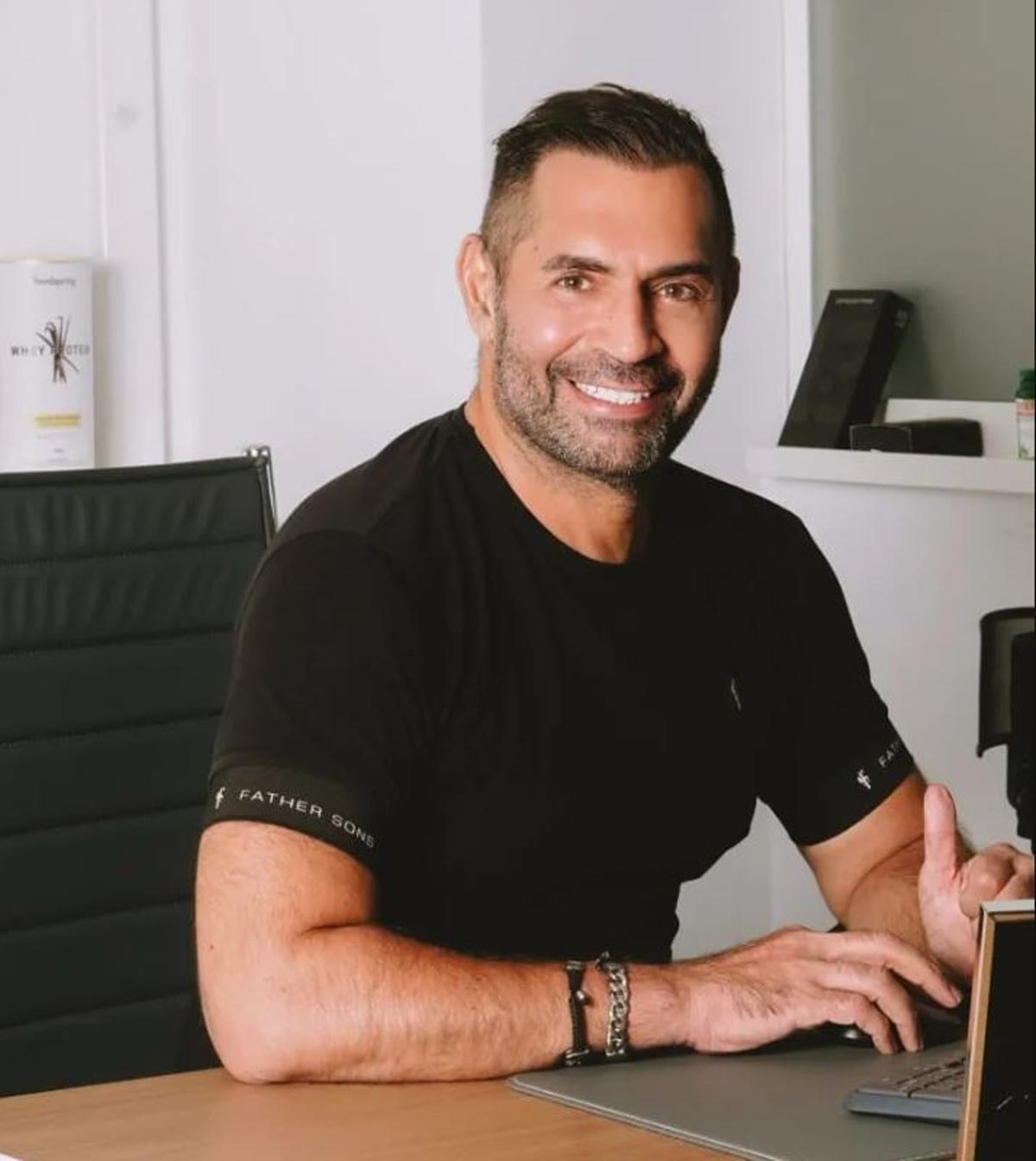 Alexander Aslani, en una imágen de la web de su clínica.