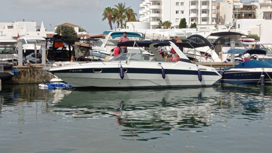 Este es el estado actual de la lancha que se incendió ayer en el puerto de Santa Eulària