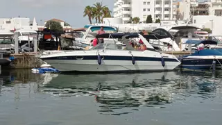 Este es el estado actual de la lancha que se incendió ayer en el puerto de Santa Eulària