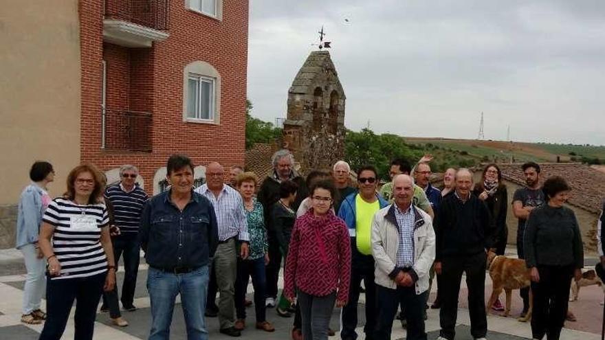 Protesta por un Internet &quot;decente y asequible&quot; en Almendra.