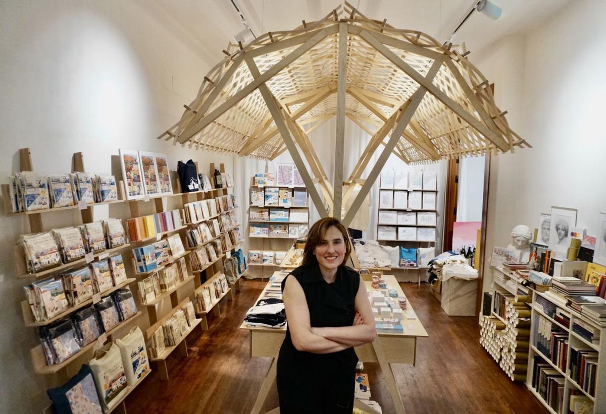 1. Ester Romero, ayer en el nuevo local de Temporánea.
2. La tienda cuenta con una zona reservada para las galerías de arte.
3. En el patio de este Bien de Interés Cultural, futuro espacio de actividades culturales.
4. El diseño de la primitiva Rosaleda de 1941, un éxito de ventas.  | ÁLEX ZEA