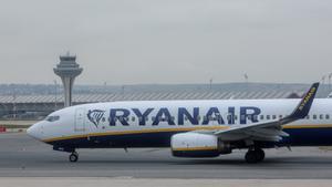 Archivo - Un avión de la aerolínea Ryanair en el aeropuerto Adolfo Suárez Madrid-Barajas