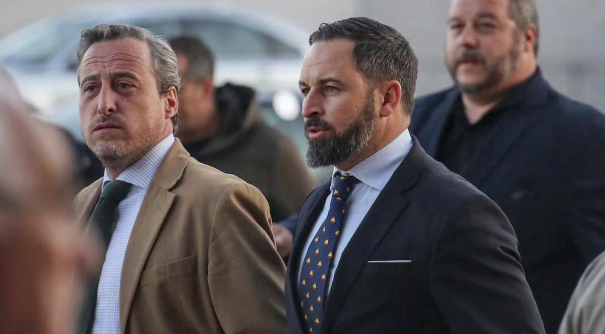 Kiko Méndez-Monasterio, a l’esquerra, i el líder de Vox, Santiago Abascal,  en una imatge d’arxiu. | RICARDO RUBIO / EUROPA PRESS