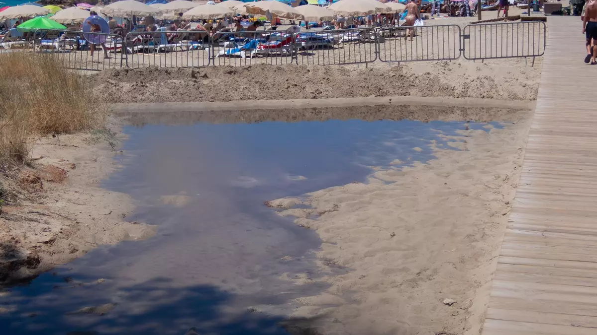 Un atasco de la depuradora provoca un vertido fecal en Cala Tarida