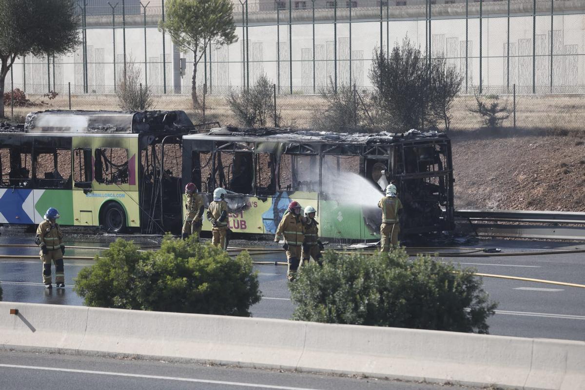 Incendio de un autobús de la EMT en la Vía de Cintura de Palma
