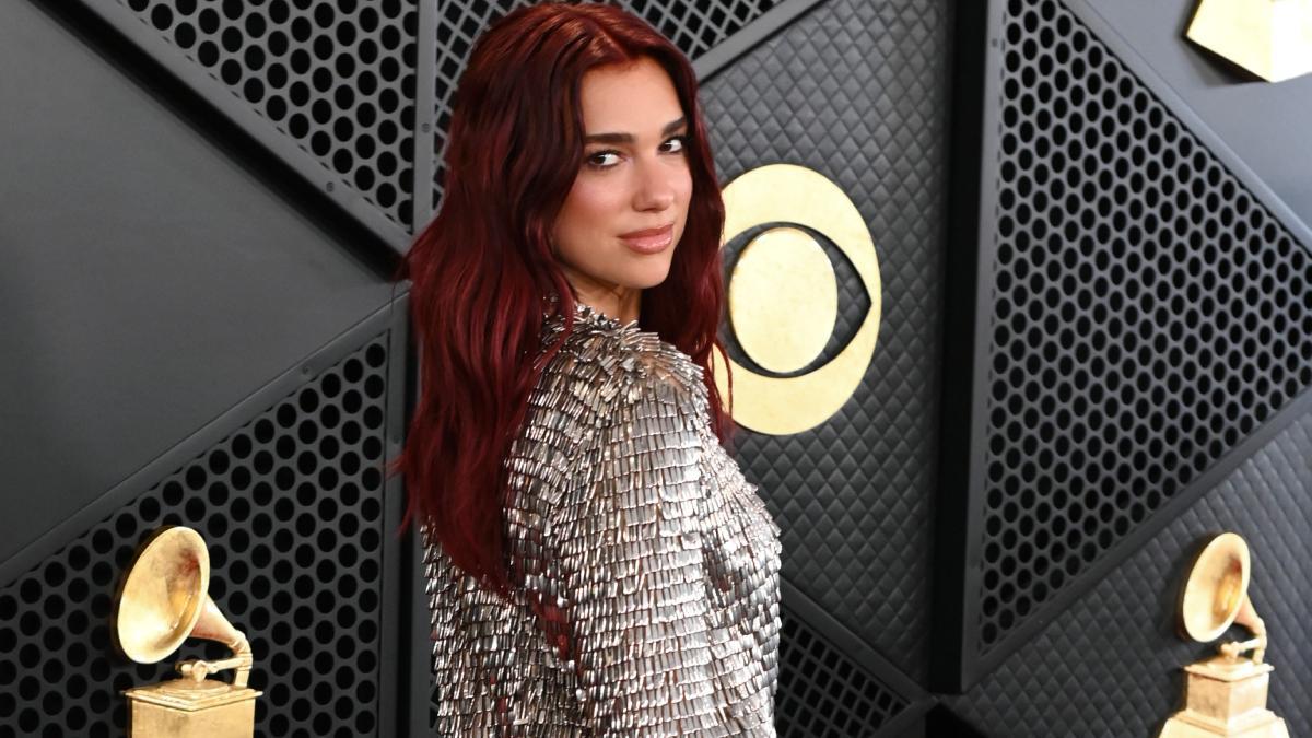 Dua Lipa posa en la alfombra roja de los Grammy 2024