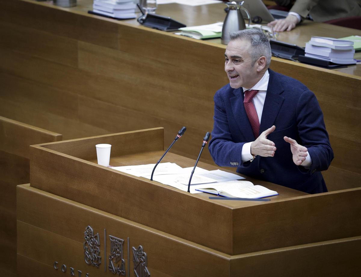 El conseller de Agricultura y portavoz, Miguel Barrachina, interviene en las Corts, este jueves.