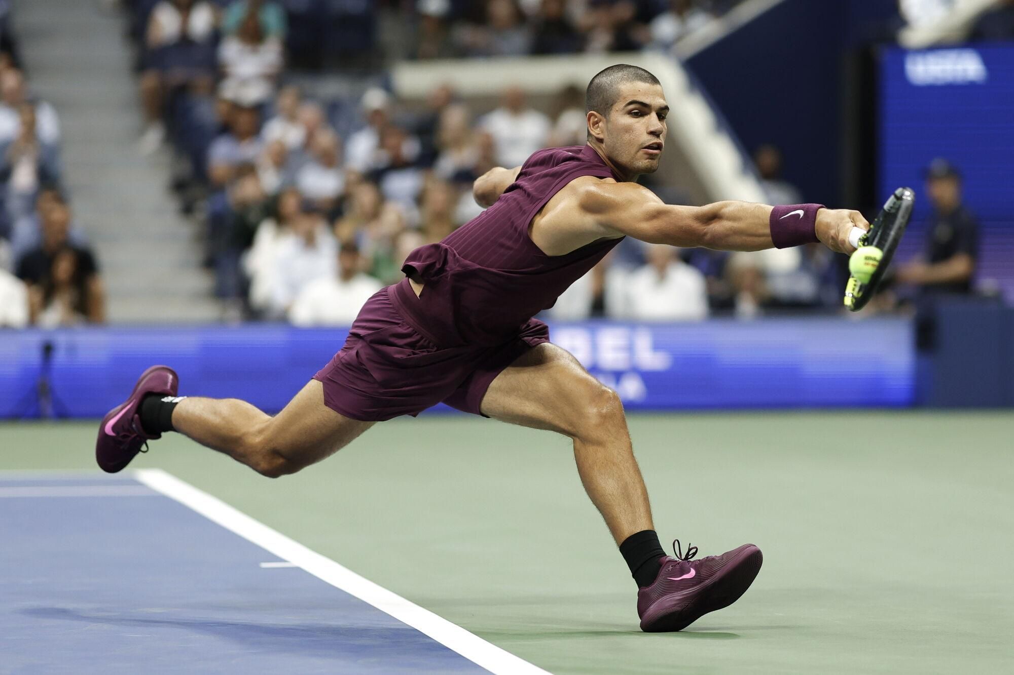 Carlos Alcaraz, número 2 de mundo, pasó este miércoles por encima del italiano Mattia Bellucci (65) por 6-1, 6-0 y 6-3 en una hora y 36 minutos. y avanzó a la tercera ronda del Abierto de Estados Unidos. EFE/EPA/JOHN G. MABANGLO