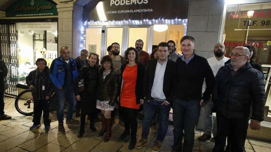 Participantes en el amagüestu de inauguración de la nueva oficina de Tania González.