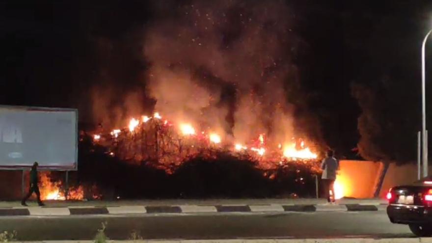 Aparatoso incendio en las inmediaciones de Sant Joan