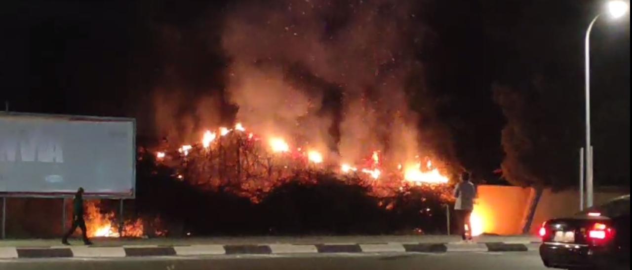 Fuerte incendio en las afueras de Sant Joan