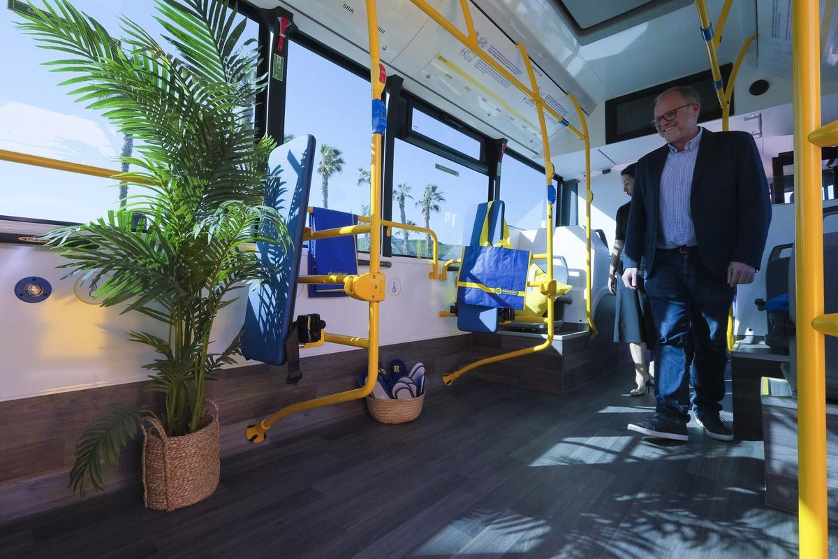 El concejal de Movilidad, José Eduardo Ramírez, visita el interior de una de los vehículos nuevos decorado como parte de la campaña promocional 'Siéntate como en casa'.