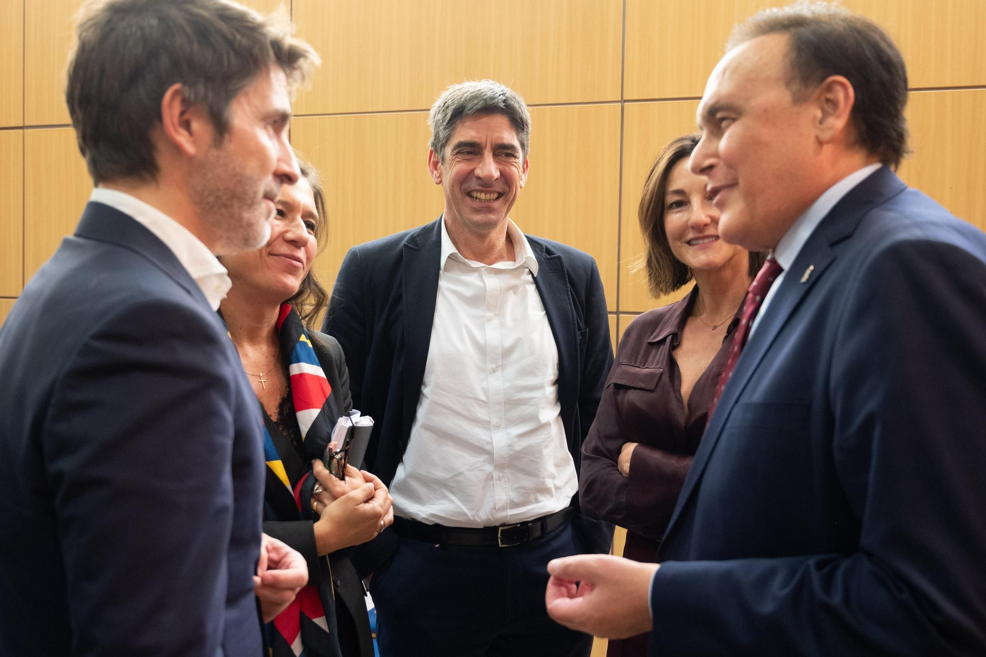 De izquierda a derecha: Sergi Guillot, director General de Prensa Ibérica; Isabel Morillo, directora de El Correo de Andalucía, Andrés Sánchez, director general de Prensa Ibérica en la Comunidad Valenciana, Murcia y Andalucía Mar Vega, delegada comercial en Andalucía de Prensa Ibérica; José Carlos Gómez Villamandos, Consejero de Universidad, Investigación e Innovación de la Junta de Andalucía.