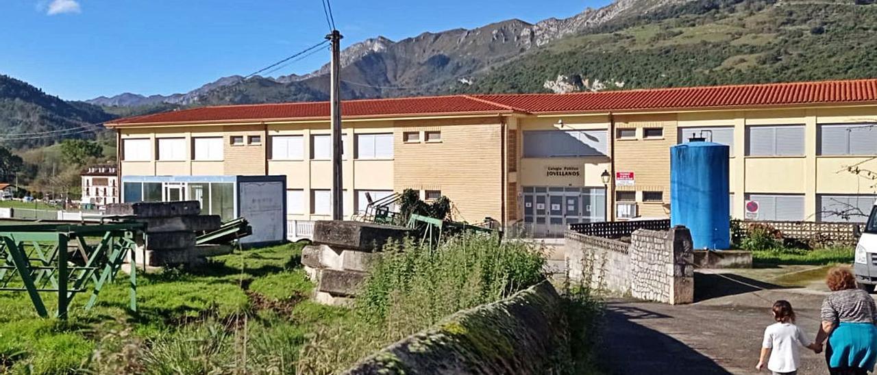 A la izquierda de la imagen, parcela donde el Consistorio prevé edificar la residencia de mayores, frente al colegio público Jovellanos. | E. S. R.