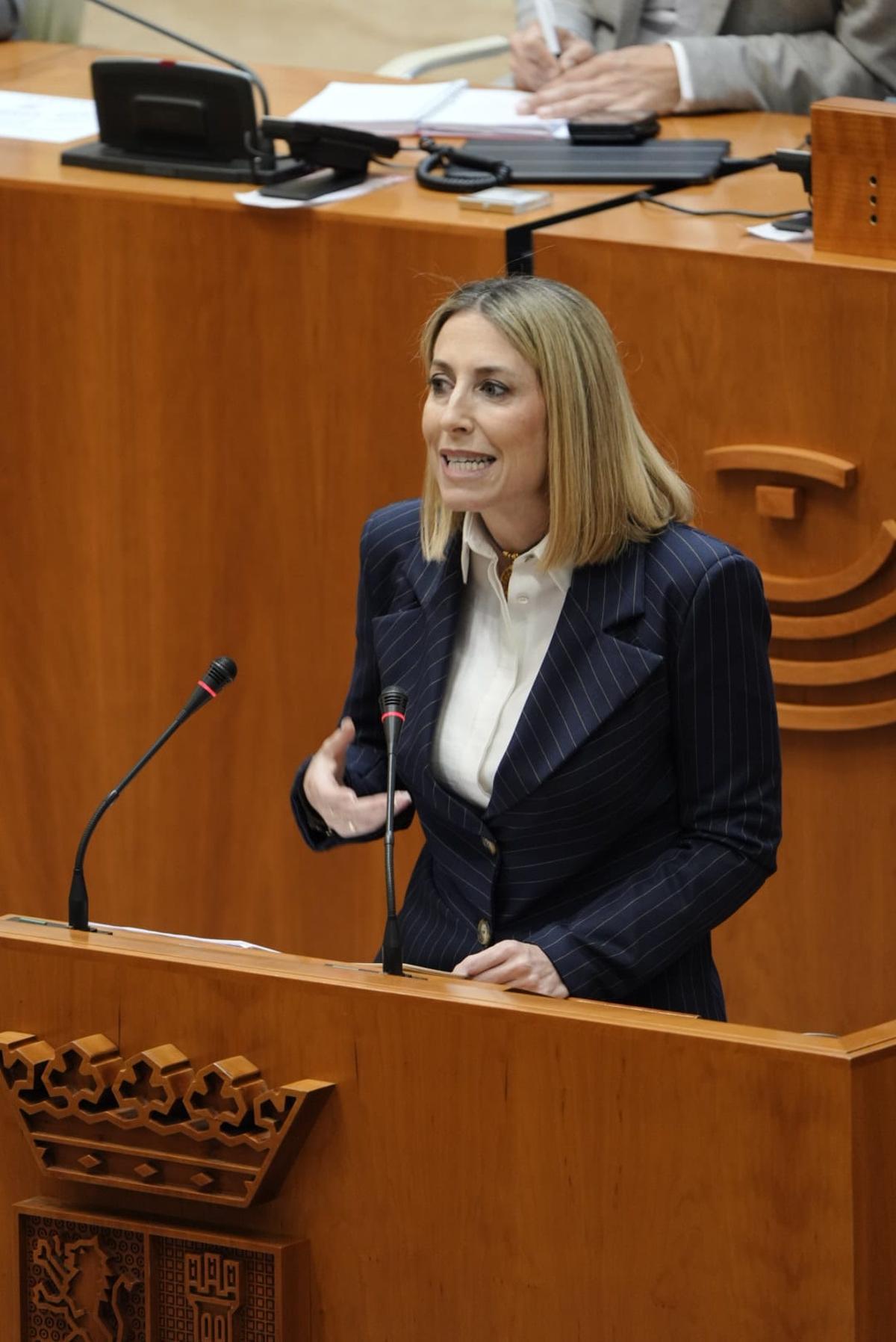 Fotogalería | Segunda sesión del pleno de investidura de María Guardiola en imágenes
