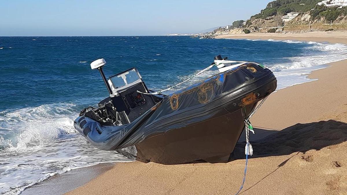 Una narcolancha varada en una de las payas del Maresme