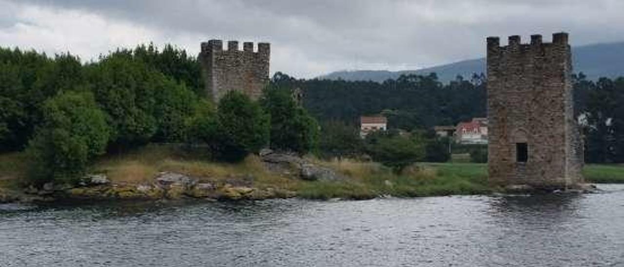 Torres de Catoira, dos vigías sobre el Ulla. // FdV