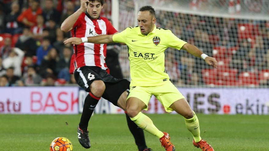 San José y Ghilas pugnan por el balón.