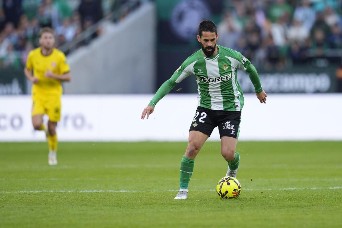 Isco Alarcón, del Real Betis, en acción durante el partido de fútbol de la liga española, LaLiga EA Sports, disputado entre el Real Betis y el Girona FC en el estadio La Cartuja.
