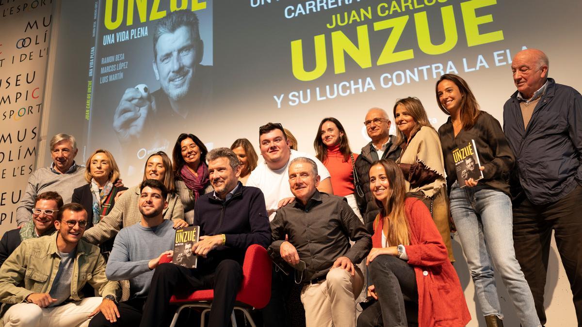 La familia Unzué arropando a Juan Carlos.