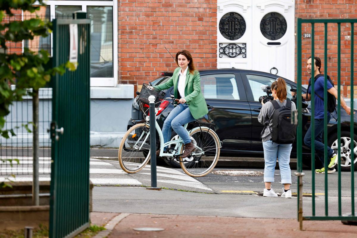 La secretaria nacional de Los Verdes, Marina Tondelier, llega en bicicleta a su colegio electoral en Henin-Beaumont.