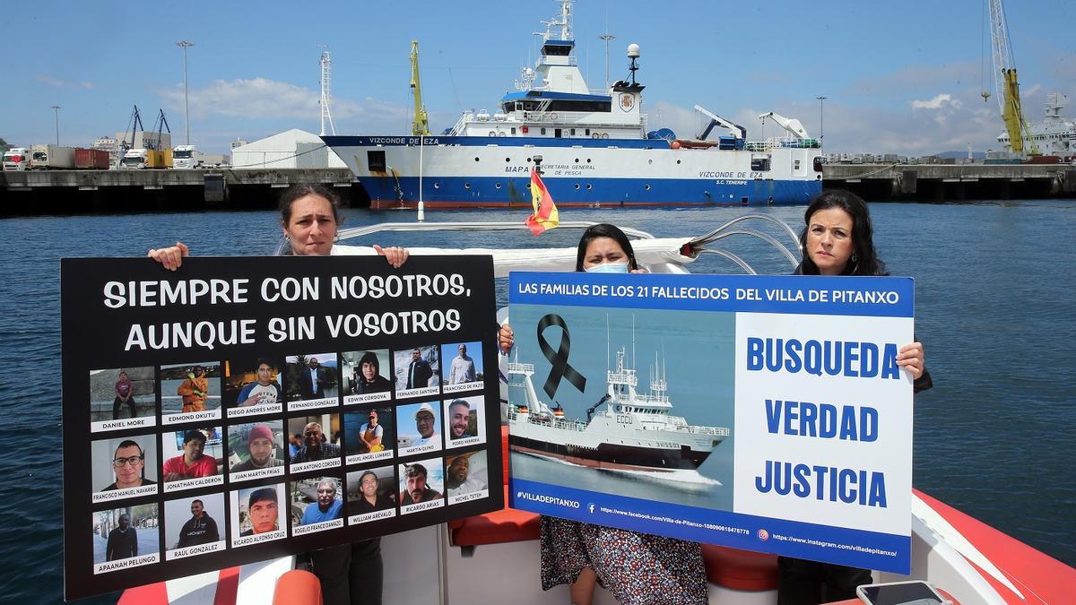 Concentración de las familias de los fallecidos ante el buque oceanográfico 'Vizconde de Eza', que en junio partió hacia Terranova para una misión científica