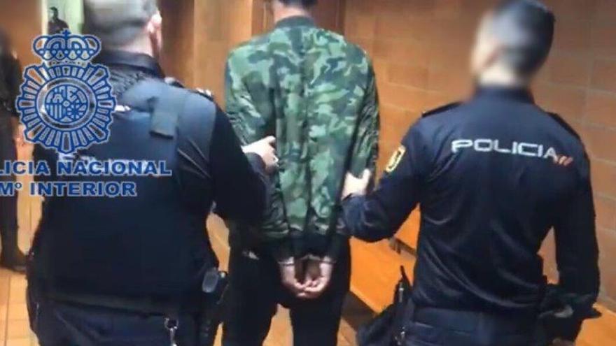 Detenido por robar con un cuchillo y una media en la cabeza en una peluquería de Alicante