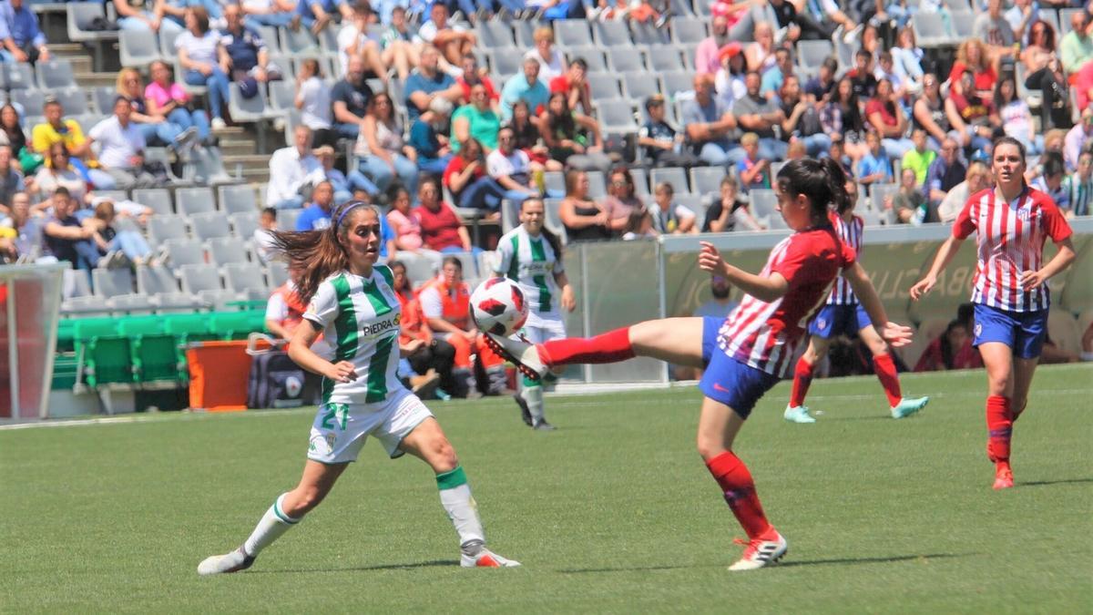 Lance del duelo amistoso entre el Córdoba Femenino y el Atlético de Madrid B en El Arcángel.