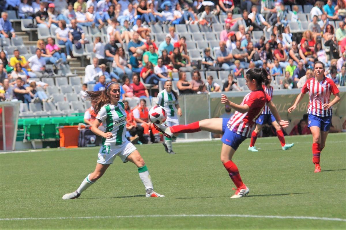 Lance del duelo amistoso entre el Córdoba Femenino y el Atlético de Madrid B en El Arcángel.