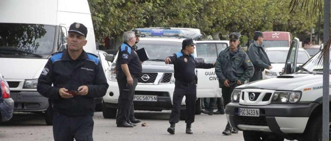 Dsepliegue policial en el mercadillo de Cangas tras la reyerta entre gitanos. // S.Al