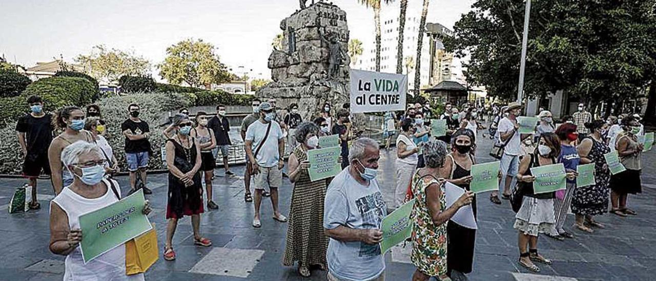 Representantes de La Vida al Centre, ayer en la plaza de España.