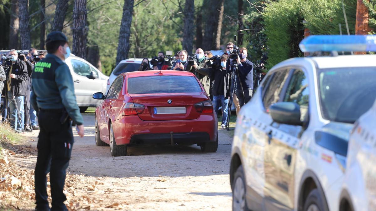 La Guardia Civil se lleva el vehículo BMW rojo del detenido por la desaparición de la mujer de Traspinedo (Valladolid).