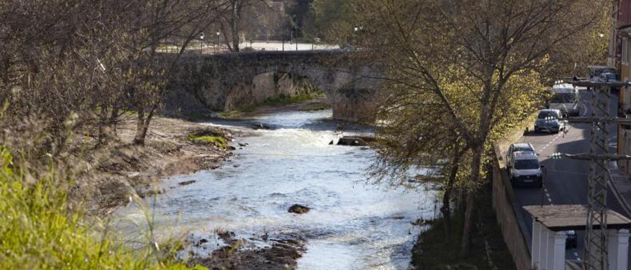 Las lluvias han aumentado el caudal del Clariano a su paso por el Pont Vell de Ontinyent. | PERALES IBORRA