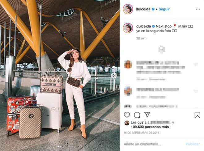 Dulceida con chándal y botines para un viaje en avión